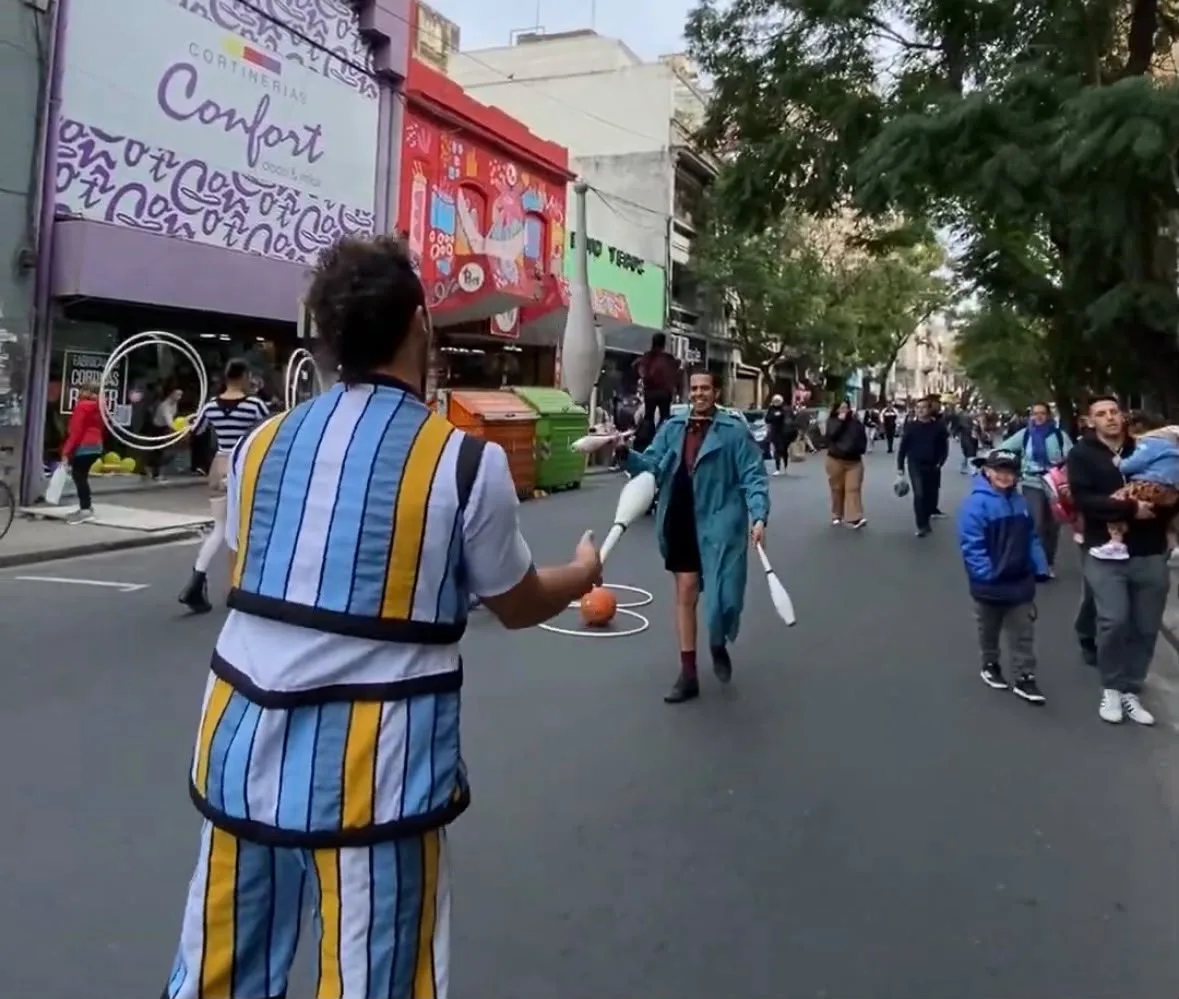 Calle San Luis se llena de música y descuentos este sábado