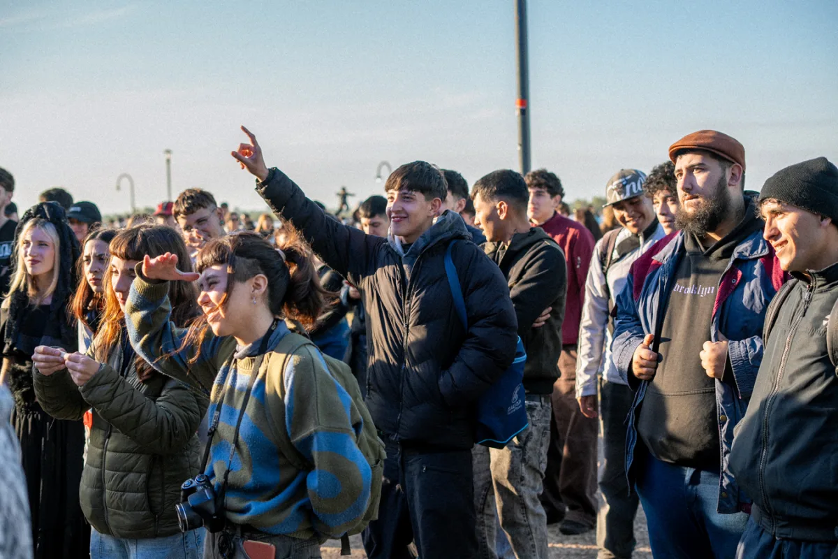 Celebración del Día de la Bandera en Puerto Joven con folclore y baile