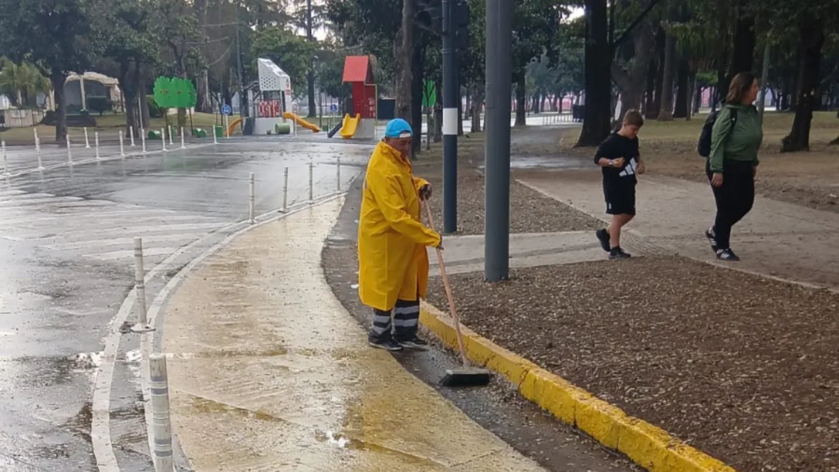 Intensifican limpieza urbana ante alerta meteorológica en Rosario