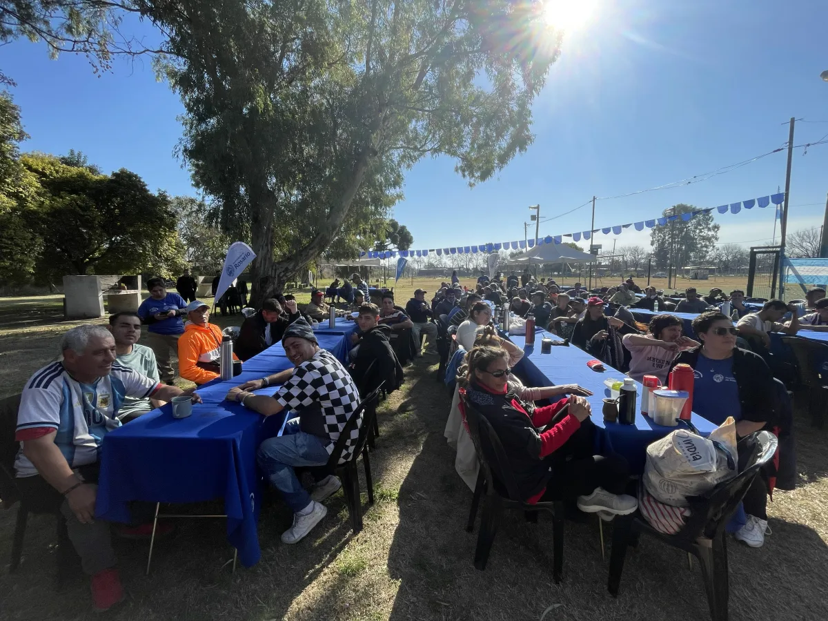 Locro patrio reunió a residentes de refugios en Rosario