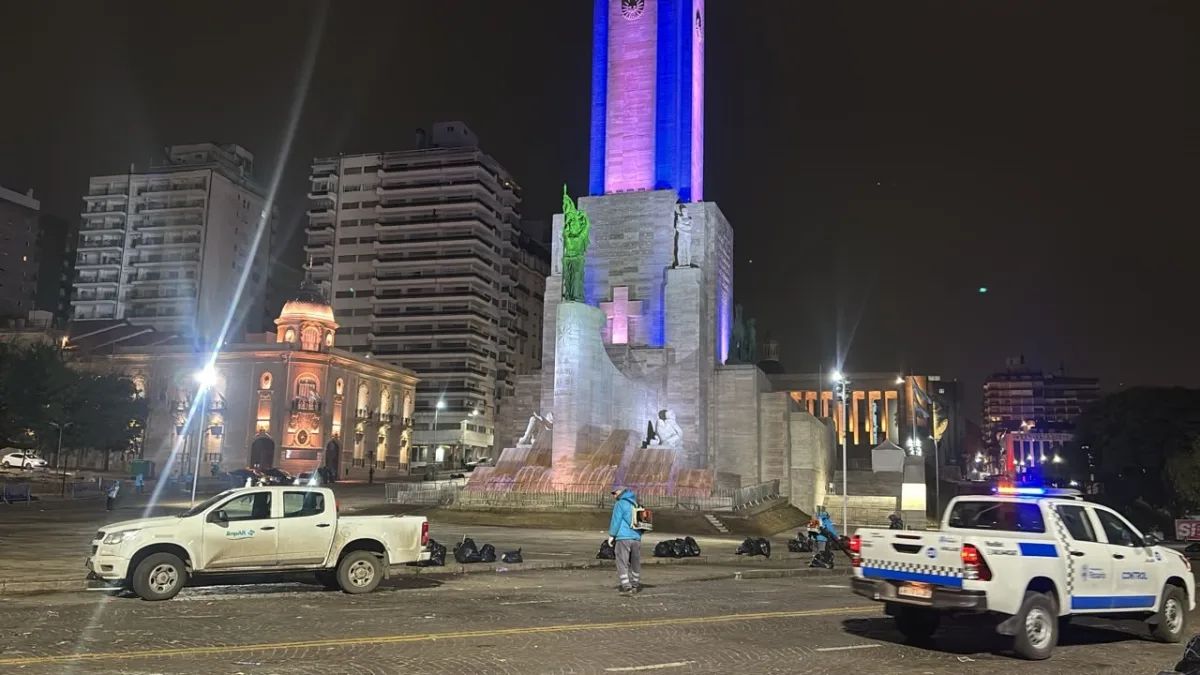 Operativo de limpieza en el Monumento y Parque a la Bandera