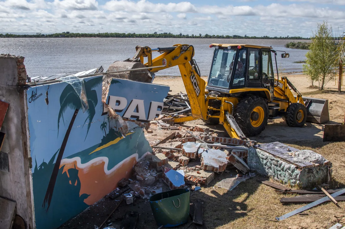 Rosario gana más de 3.450 m² de playa pública tras demolición del bar Paradiso
