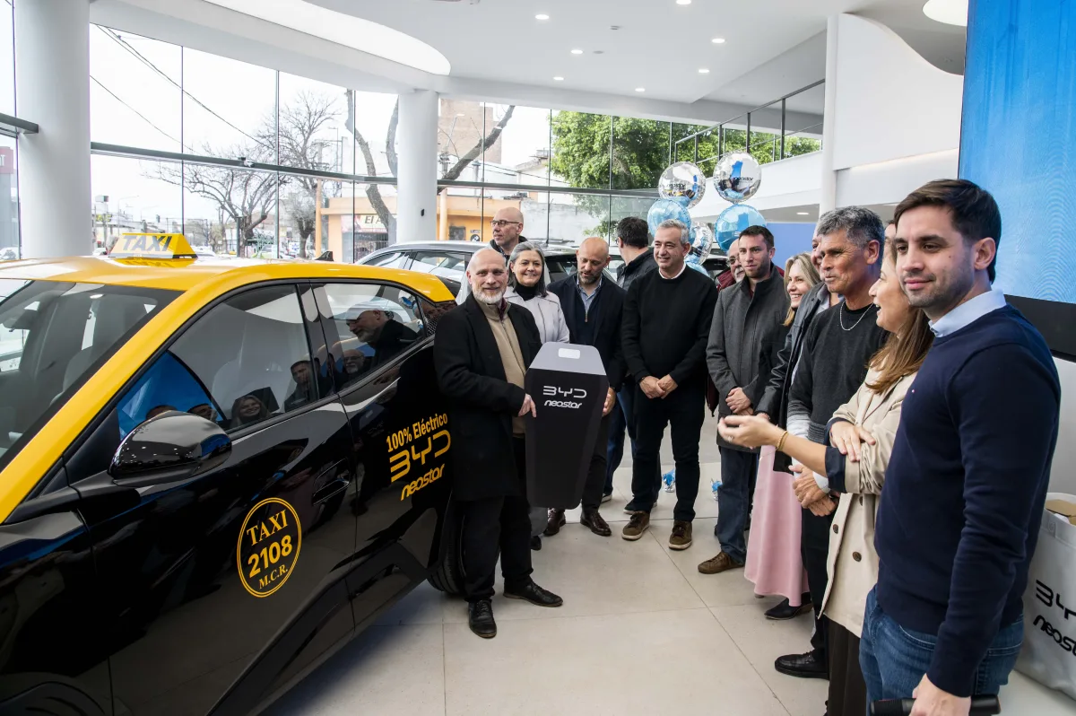 Rosario incorpora su primer taxi eléctrico al servicio público