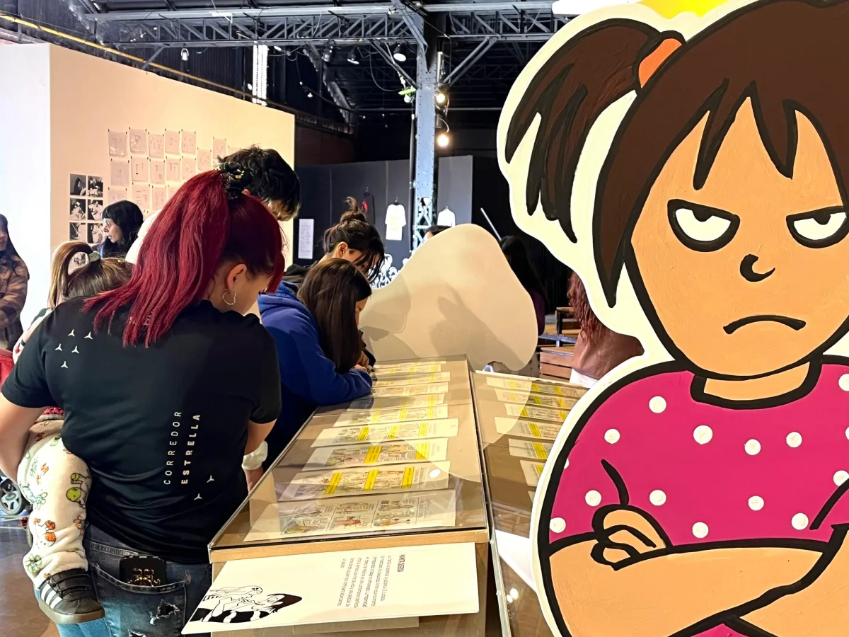 Visita de jóvenes a la muestra de Maitena en Rosario