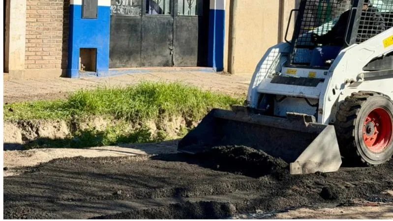 Continúan las obras de bacheo en calle Azcuénaga en Santo Tomé