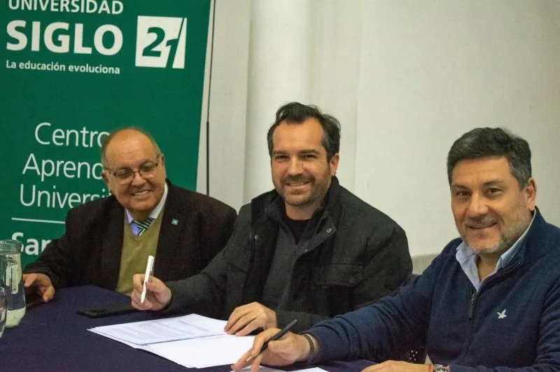 Convenios entre la Municipalidad y Universidad Siglo 21 benefician a empleados