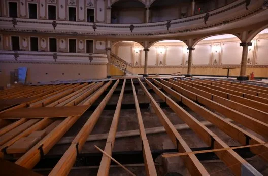 Avanza la reconstrucción del piso del Teatro Gualeguaychú