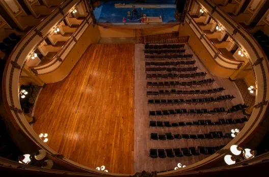 Avanza la restauración del Teatro Gualeguaychú con nuevo entablonado