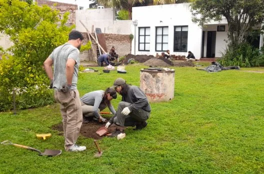 Descubren pisos originales en excavaciones de la Casa de Fray Mocho