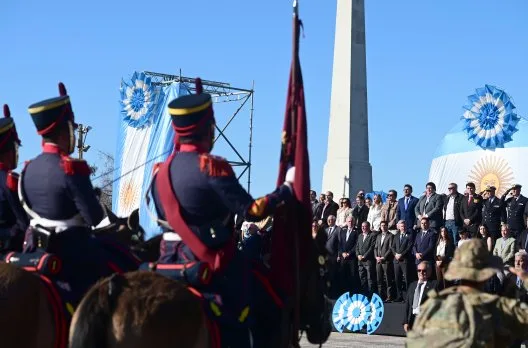 Desfile cívico-militar y exhibiciones en Gualeguaychú por el 9 de Julio