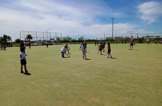 Encuentro de hockey en el Polideportivo Norte reunió a jóvenes deportistas