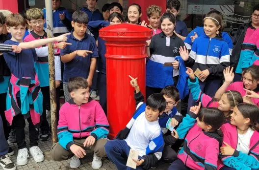Estudiantes de Gualeguaychú celebran el aniversario con arte postal
