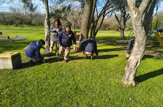 Estudiantes del Instituto Emanuel aprenden en el Vivero Municipal