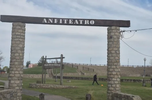 Inauguran el Portal de Acceso al Anfiteatro en la Costanera del Tiempo