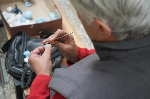 Jornada solidaria para confeccionar mantas en el Club de los Abuelos
