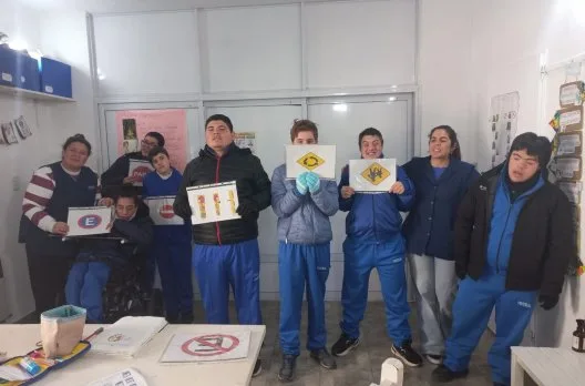 Jóvenes de IDEEA recibieron diplomas tras jornada de concientización vial