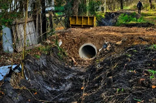 Limpieza y entubado de desagües mejoraron el drenaje en el Camino de la Costa