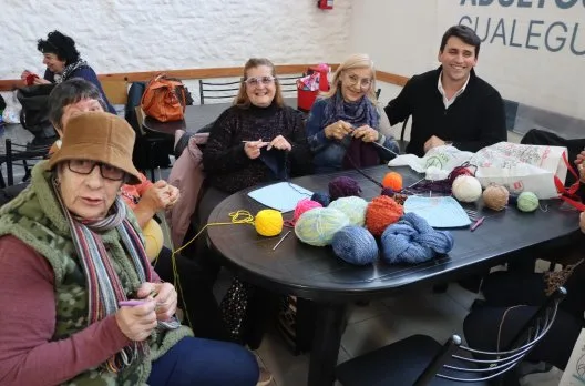Más de 40 vecinos tejieron mantas solidarias en Gualeguaychú
