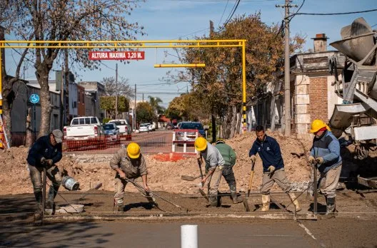 Obras de cloacas y pavimento en Del Valle y Constitución