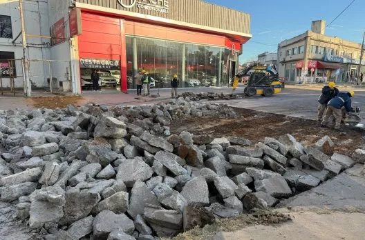 Obras en la esquina de Primera Junta y Lestonnac con desvíos habilitados