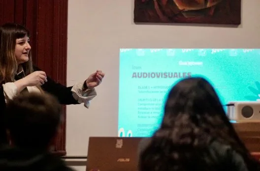 Taller de Microficciones en Museos para estudiantes de GualeJoven