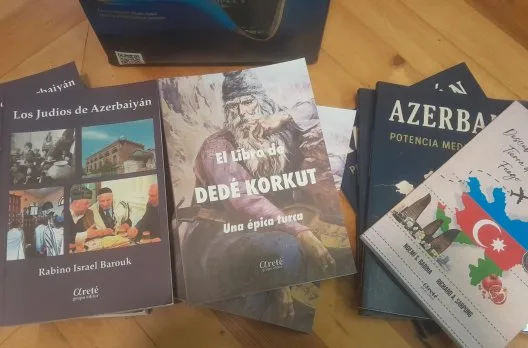 Visita de diplomáticos a Gualeguaychú y donación de libros al museo