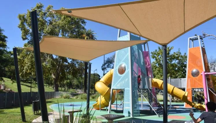 Nuevo espacio de sombra en Parque Lezama mejora la experiencia de los vecinos