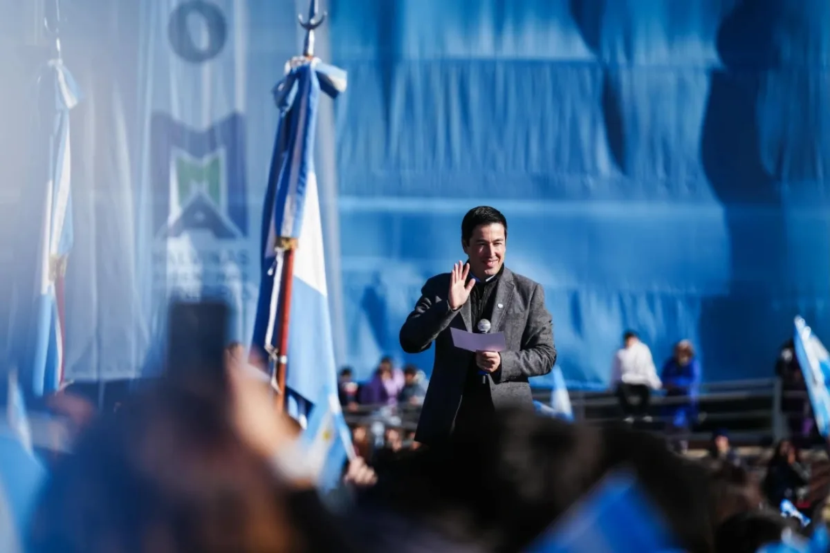Más de 4.600 estudiantes prometieron lealtad a la bandera en Malvinas Argentinas