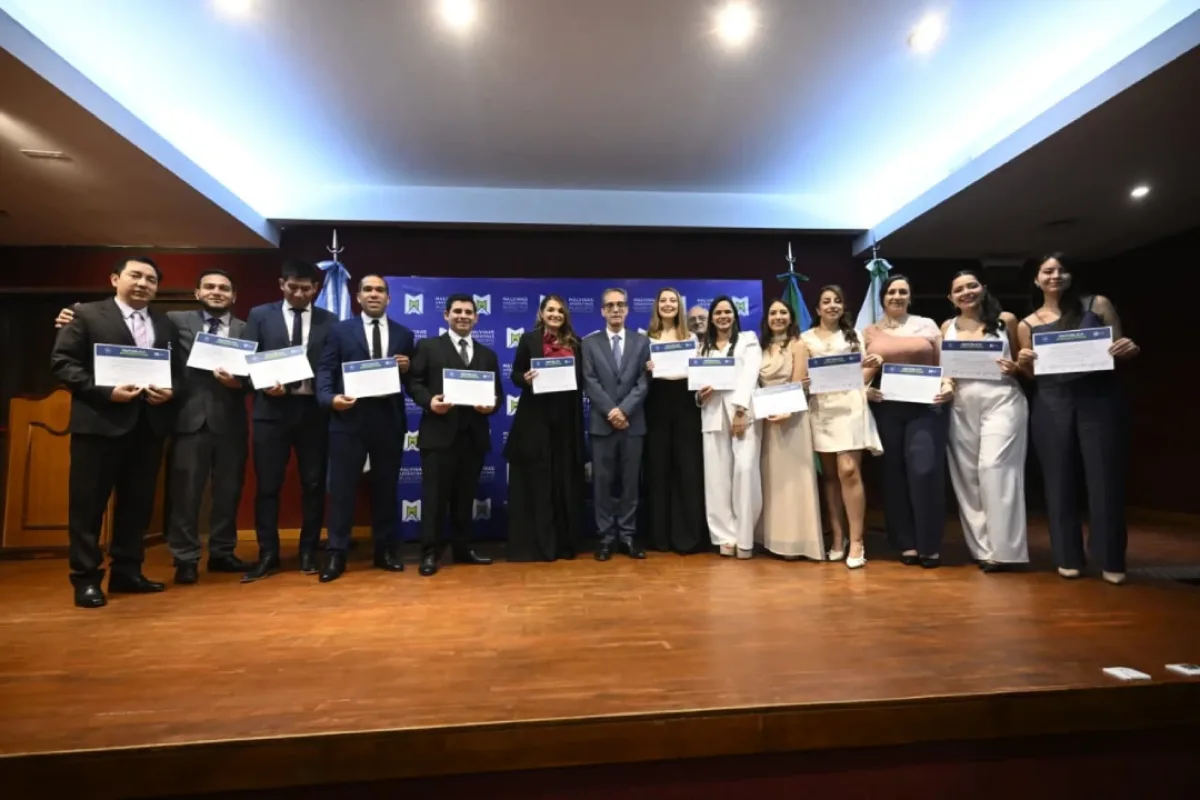 Más de 70 nuevos médicos especialistas se graduaron en Malvinas Argentinas