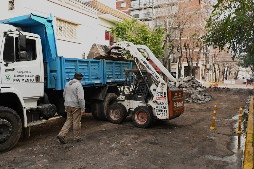 Bacheo en Lavalle y Alsina mejora la seguridad vial en Luján
