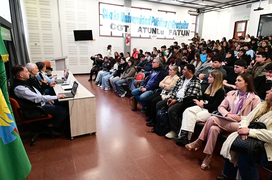 Estudiantes debatieron sobre medio ambiente en el Pre Parlamento Juvenil