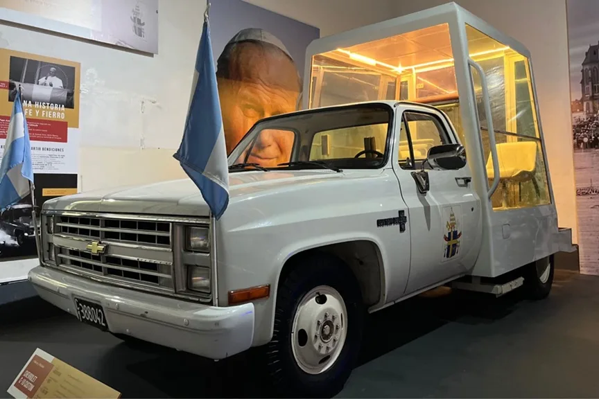 Exhibición del Papamóvil y colectivo de Juan Pablo II en Luján