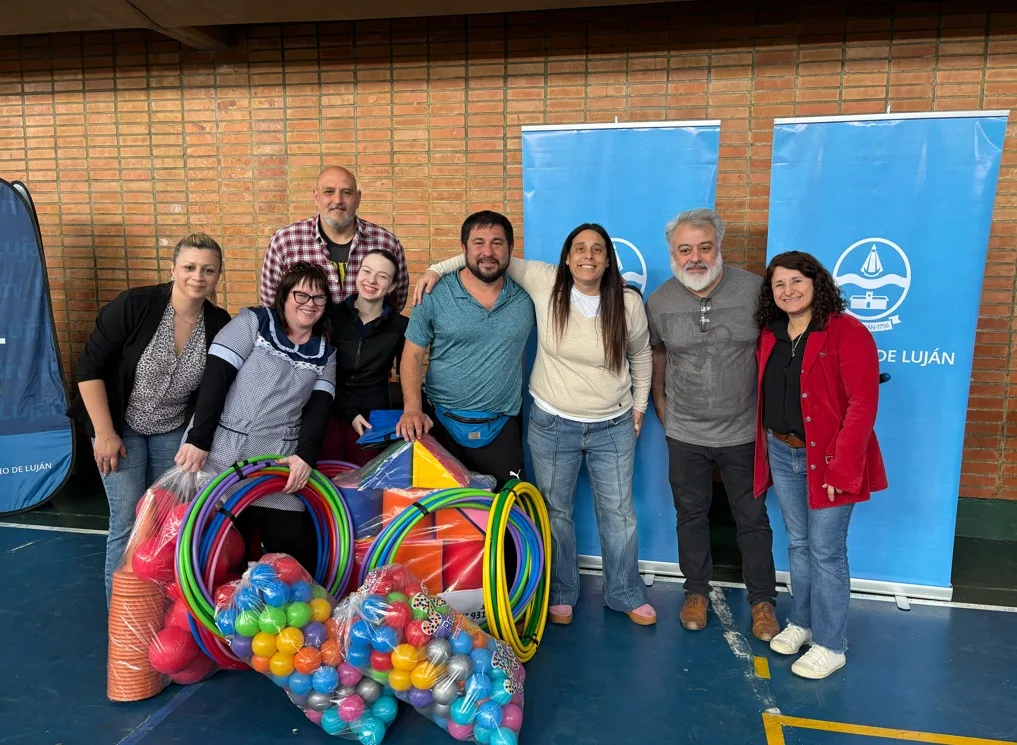 Luján entregó kits educativos y deportivos a escuelas del distrito