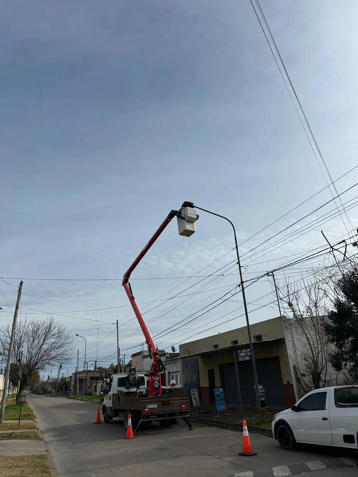Mejoran la iluminación en barrios de Luján con nuevas luminarias