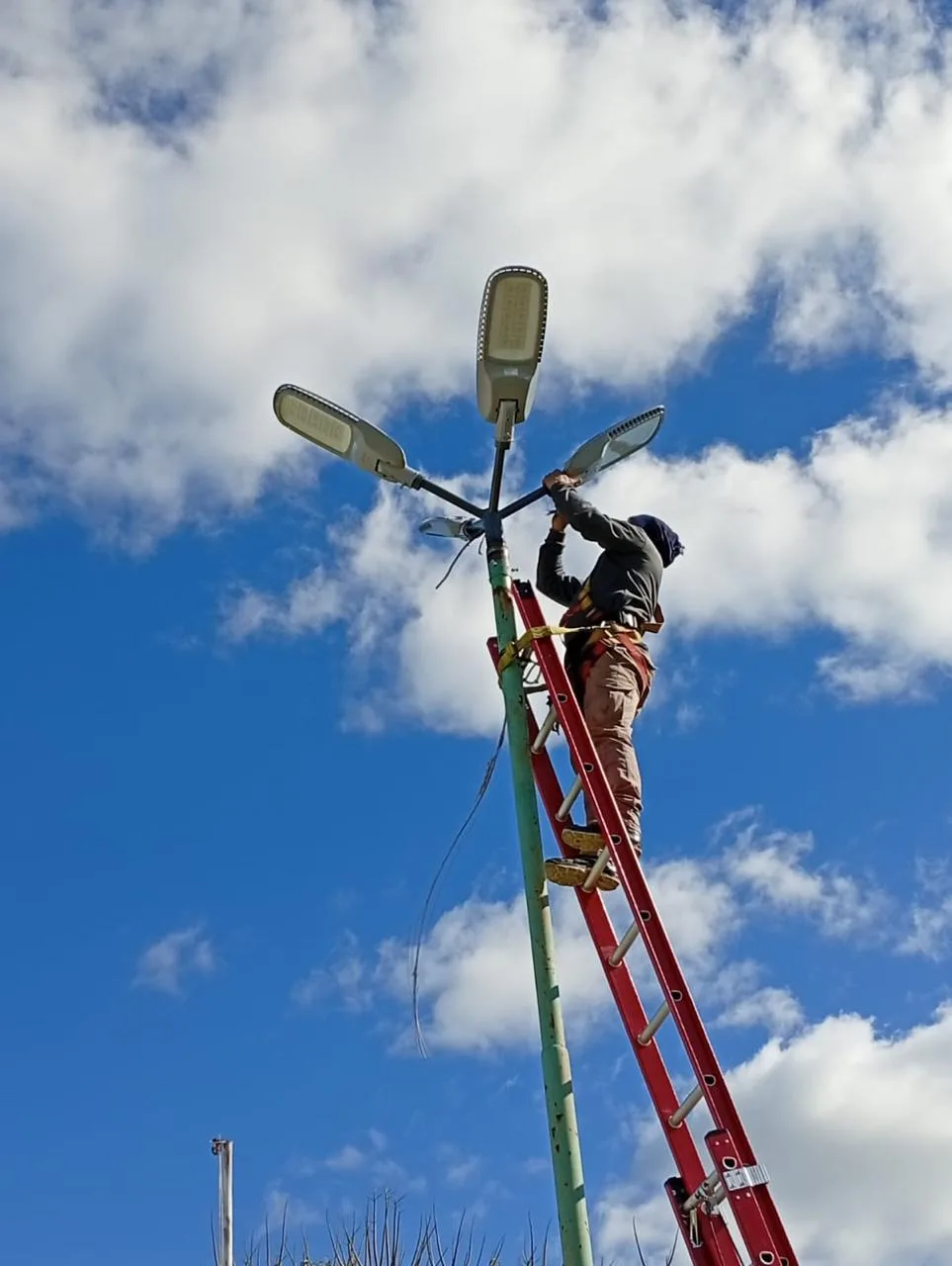 Mejoran la iluminación en plazas de Luján para mayor seguridad