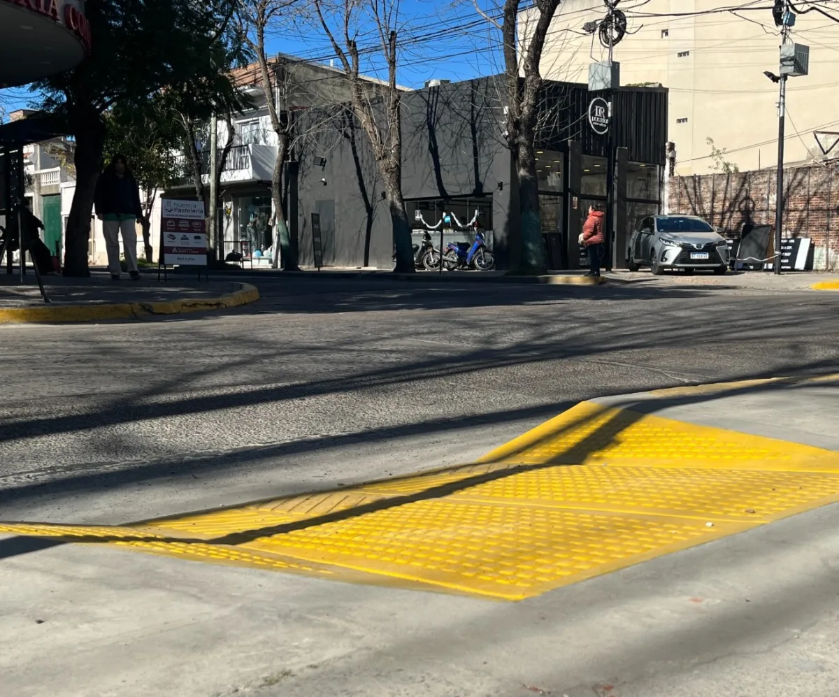 Nuevas rampas de hormigón mejoran la accesibilidad en Luján