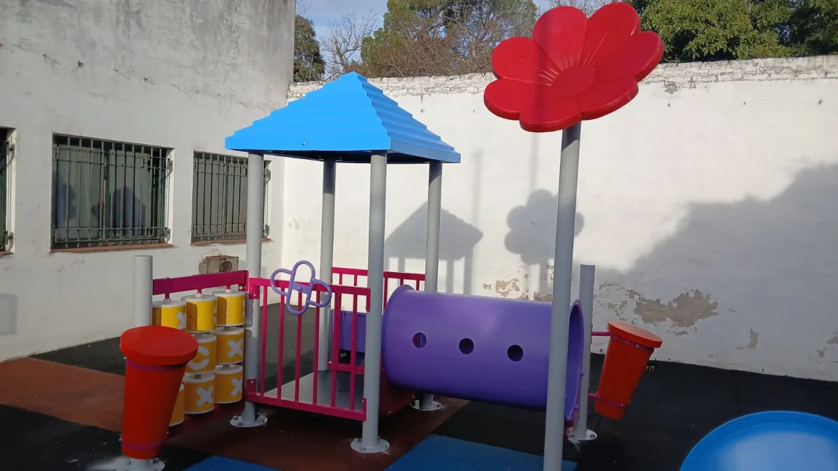 Nuevos juegos infantiles en la Escuela de Educación Especial N°502