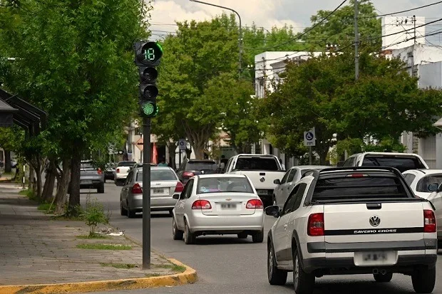 Nuevos semáforos inteligentes mejoran la circulación en Luján