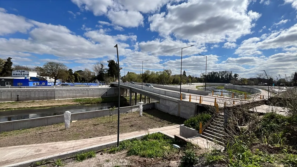 Retiro de cableado aéreo en los Puentes Gogna y Mitre