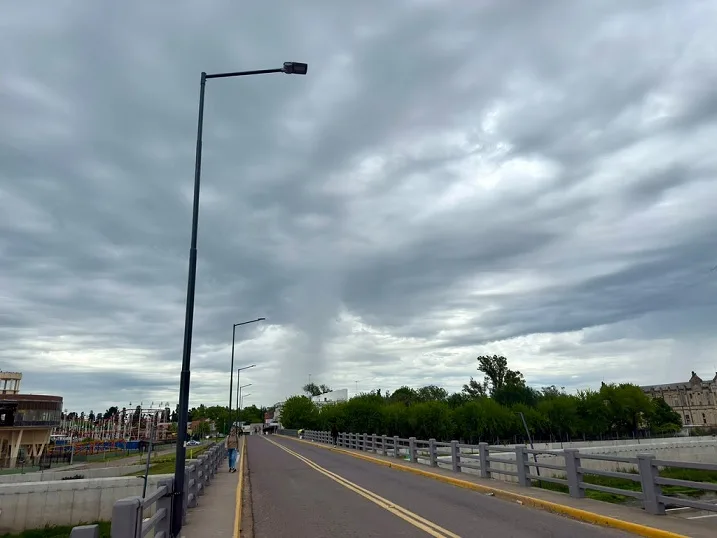 Retiro de cableado aéreo mejora el Puente Mitre y Plaza de los Tres Templos