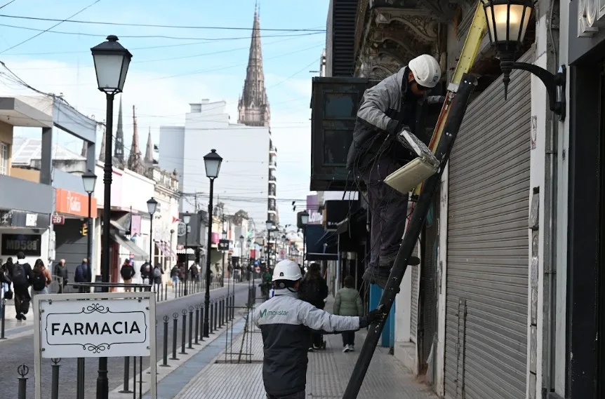 Retiro de cableado obsoleto mejora el centro de Luján