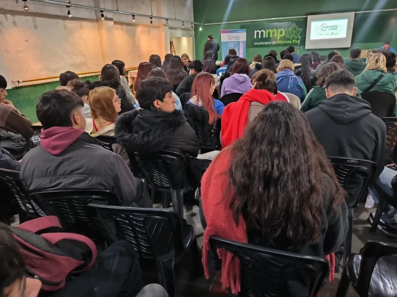Capacitación sobre el uso responsable de redes sociales en el Paseo Cultural