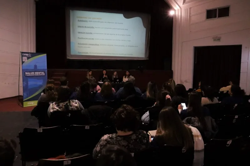 Charla sobre prevención del suicidio en el Centro Cultural Roma