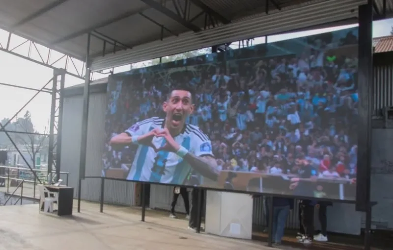 Comenzó a funcionar una pantalla gigante en el Paseo de la Estación
