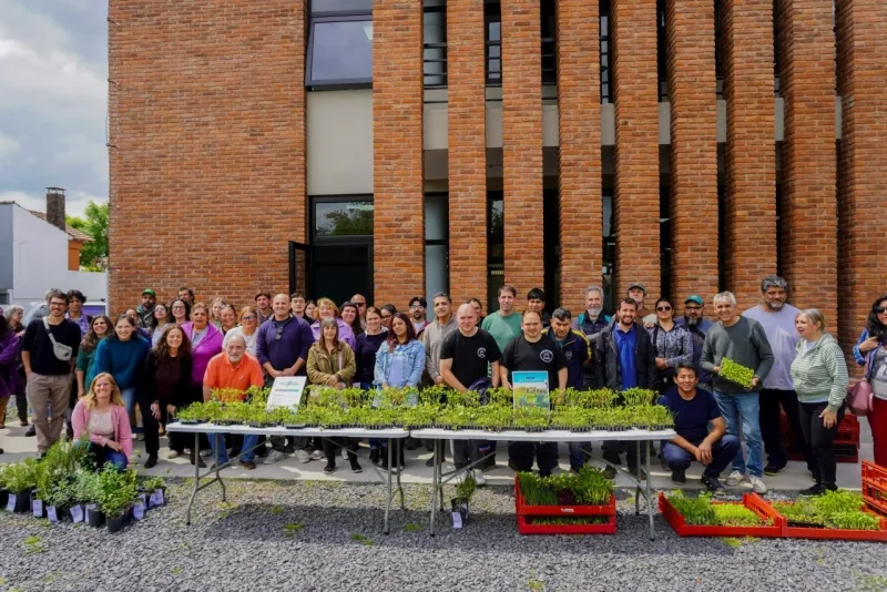 Familias reciben plantines del programa Huerta Urbana Bonaerense