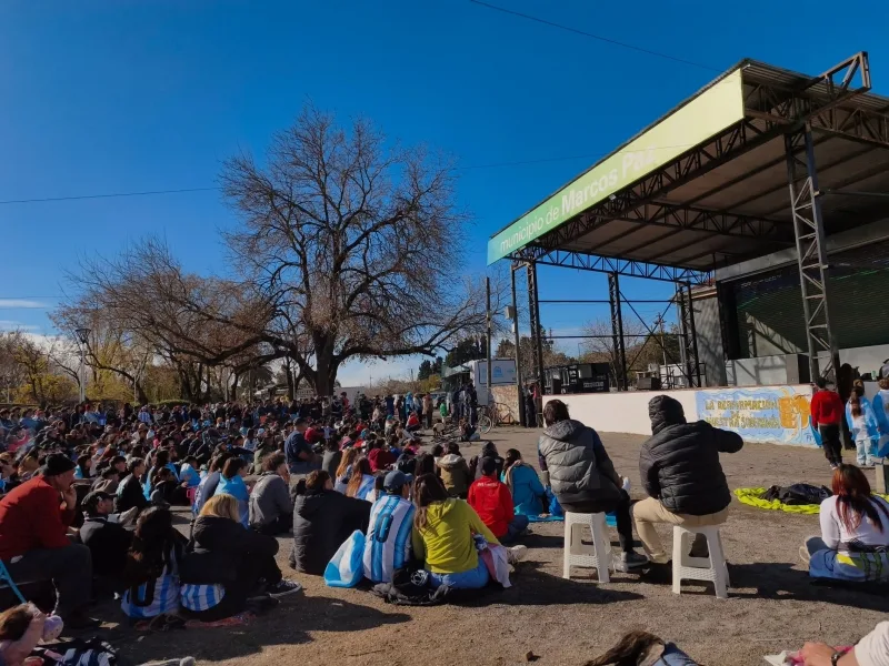 Fiesta en el Paseo de la Estación por el triunfo de Argentina