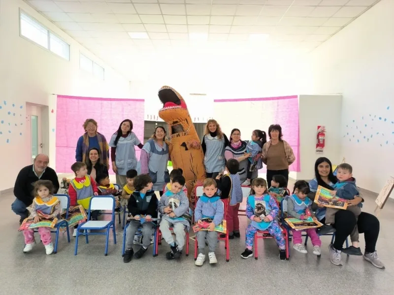 Niños de Marcos Paz reciben álbum de figuritas en el EPI Santa María