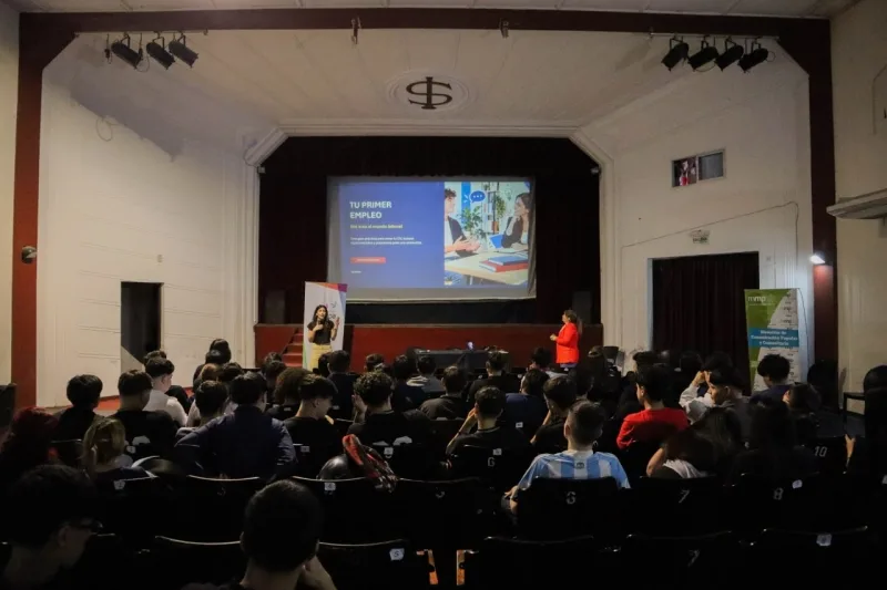 Taller de inserción laboral ayuda a estudiantes en Roma