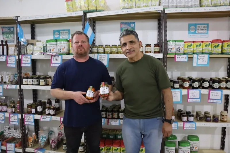 Walter Santoro presentó su nueva PUPPA de conservas en Marcos Paz