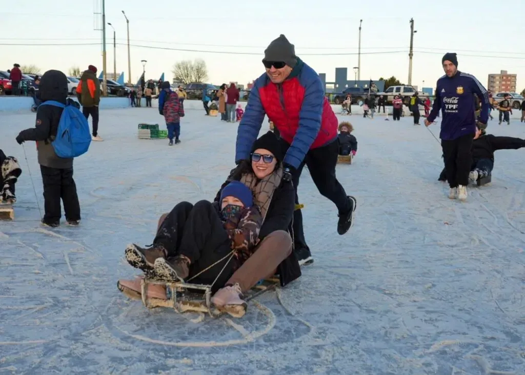 Cientos de familias disfrutaron la pista de patinaje en Río Grande